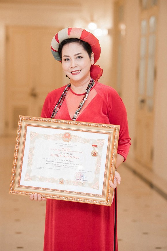 Cuộc đời NSND Minh Hằng: 25 năm lẻ bóng, hạnh phúc mới chưa được bao lâu thì chồng ra đi vì bạo bệnh-2