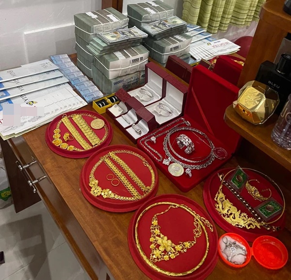 Đám cưới khủng ở An Giang: Hơn 2 tỷ quà cưới, của hồi môn gồm tiền, vàng, ngoại tệ, kim cương chất đầy bàn khiến MXH xỉu lên xỉu xuống-2