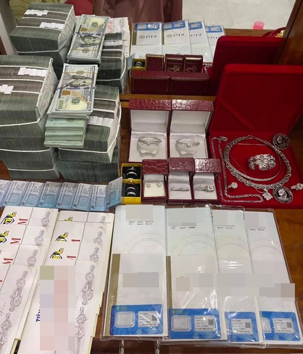 Đám cưới khủng ở An Giang: Hơn 2 tỷ quà cưới, của hồi môn gồm tiền, vàng, ngoại tệ, kim cương chất đầy bàn khiến MXH xỉu lên xỉu xuống-3