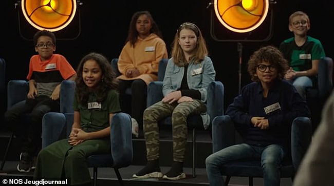 Một chương trình truyền hình gây sốc vì cho trẻ xem trực tiếp cảnh khỏa thân, cách lý giải khiến người nghe bàng hoàng-4