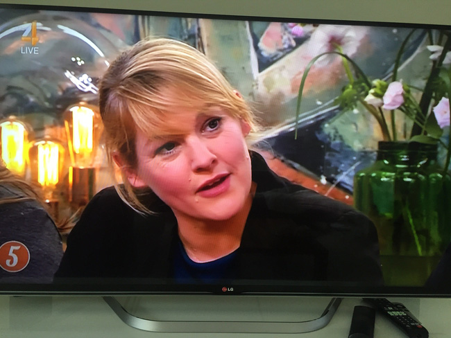 Một chương trình truyền hình gây sốc vì cho trẻ xem trực tiếp cảnh khỏa thân, cách lý giải khiến người nghe bàng hoàng-5