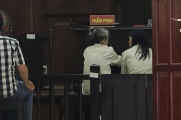 Hà Tĩnh: Đánh ghen kinh hoàng, người phụ nữ bị cạo trọc đầu, đánh gục phải nhập viện cấp cứu-2