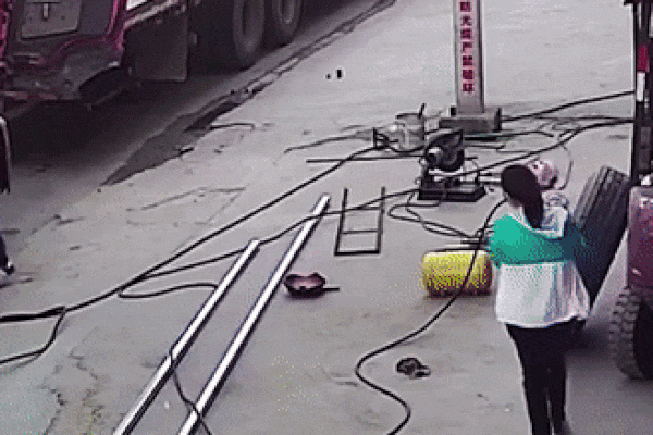 Lốp ô tô phát nổ hất văng 2 mẹ con xuống đất