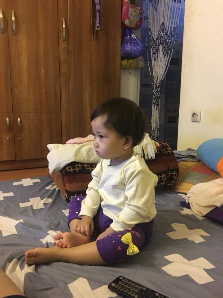 Bức ảnh cô con gái dỗi hờn vì bố đi chăm ông mấy ngày không về khiến bố ngồi dỗ mệt nghỉ-3