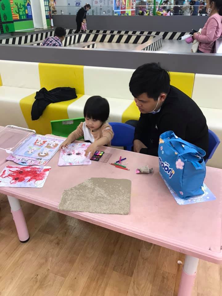 Bức ảnh cô con gái dỗi hờn vì bố đi chăm ông mấy ngày không về khiến bố ngồi dỗ mệt nghỉ-5