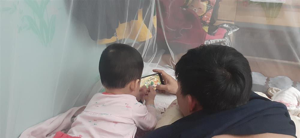 Bức ảnh cô con gái dỗi hờn vì bố đi chăm ông mấy ngày không về khiến bố ngồi dỗ mệt nghỉ-6