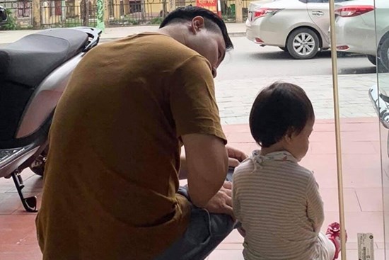 Bức ảnh cô con gái dỗi hờn vì bố đi chăm ông mấy ngày không về khiến bố ngồi dỗ mệt nghỉ
