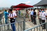 Mặc trời mưa, hàng vạn người đổ xô về chùa Tam Chúc du xuân lễ bái, ban quản lý buộc phải dừng bán vé vì quá tải-23