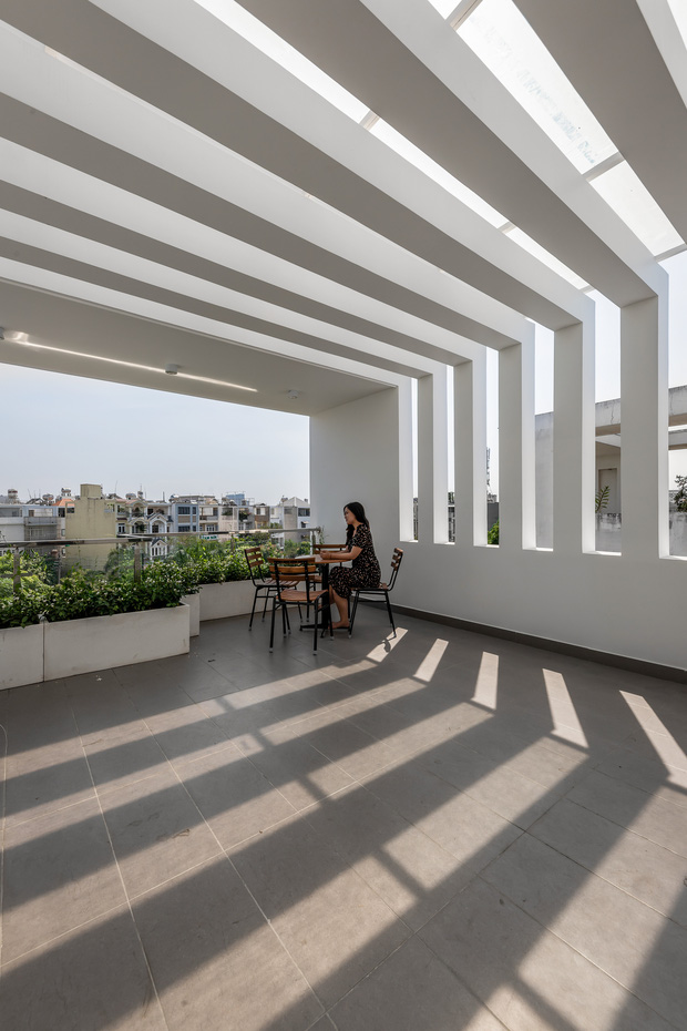 Giá đất đắt đỏ, gia đình đông thế hệ ở Sài Gòn quyết xây nhà phố có một không hai, 18 giờ tối vẫn chưa phải bật điện-12