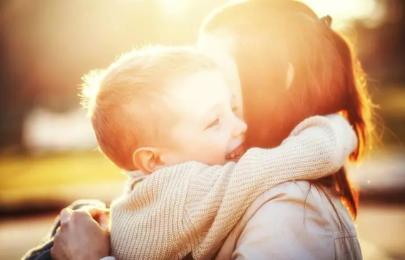 Được bố thưởng 30 giây mua sắm, con gái có hành động nhói tim - Trẻ em yêu cha mẹ hơn cả tưởng tượng-4