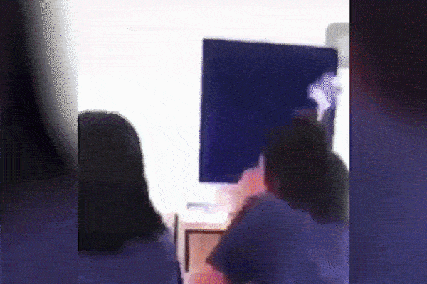 Giáo viên Thái Lan ném sách vào học sinh vì không làm bài về nhà