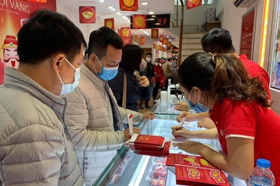 Giá vàng hôm nay 16/3: Lo ngại rủi ro, tiếp tục giảm sâu