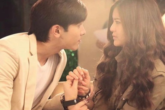 Rời khỏi tòa án thì trời đổ mưa, chồng cũ thương tình dúi cho vợ cũ 50 nghìn đi xe ôm, 1 năm sau gặp lại anh ta phải thẫn thờ