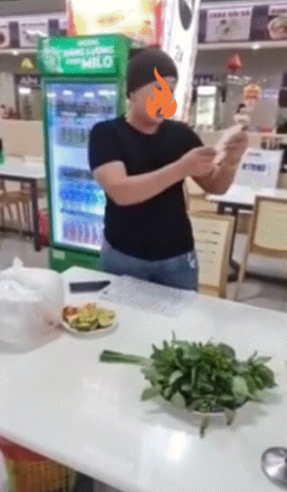 Xôn xao clip người phụ nữ gắt gỏng khi nhân viên không chịu lấy đĩa rau cách tay mình nửa mét: Kêu phục vụ ra đây xin lỗi chị thì chị đi, không thì chị nói hoài!-2