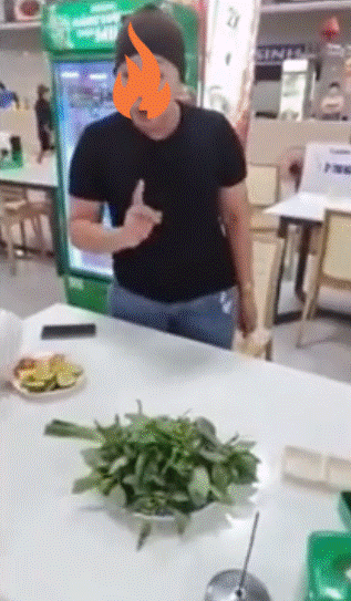 Xôn xao clip người phụ nữ gắt gỏng khi nhân viên không chịu lấy đĩa rau cách tay mình nửa mét: Kêu phục vụ ra đây xin lỗi chị thì chị đi, không thì chị nói hoài!-3
