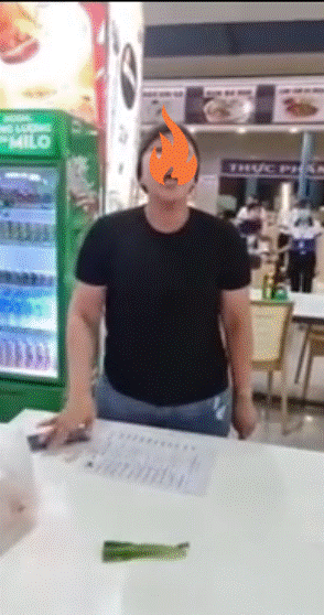 Xôn xao clip người phụ nữ gắt gỏng khi nhân viên không chịu lấy đĩa rau cách tay mình nửa mét: Kêu phục vụ ra đây xin lỗi chị thì chị đi, không thì chị nói hoài!-4