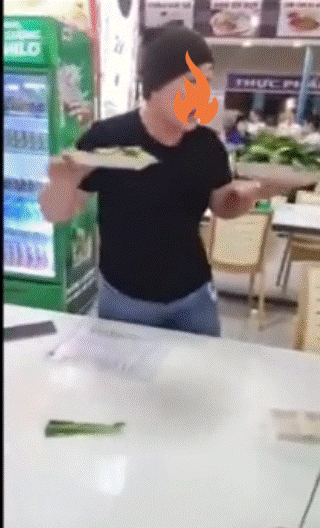 Xôn xao clip người phụ nữ gắt gỏng khi nhân viên không chịu lấy đĩa rau cách tay mình nửa mét: Kêu phục vụ ra đây xin lỗi chị thì chị đi, không thì chị nói hoài!-5