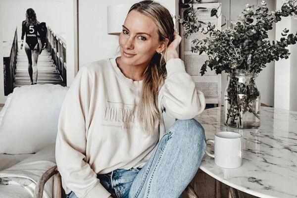 Chú rể 24 năm trước đẹp trai như tài tử nhận 5,8 triệu lượt xem: Đi bán rau ở chợ, cô gái trẻ lọt mắt xanh rồi thành công cưới anh chồng đẹp nhất xóm-8