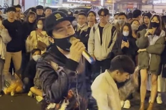 Đan Trường hát ở chợ đêm Đà Lạt