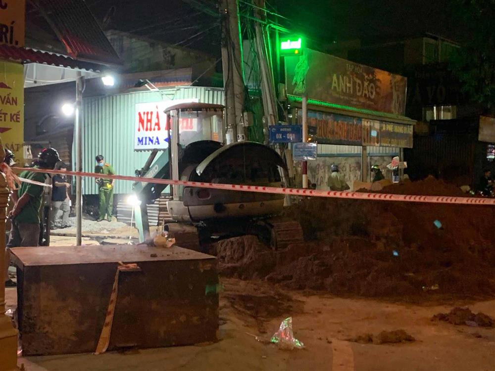Sập công trình thi công đường ống thoát nước, dân đào bới cứu được 1 người, người còn lại tử vong-1
