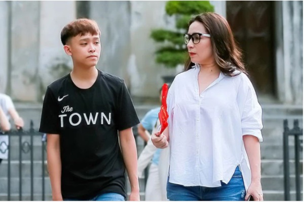 Hồ Văn Cường từng bị Phi Nhung công khai chê trách trên MXH, nhưng câu mẹ ruột của Cường nói với nữ ca sĩ mới gây ngỡ ngàng!-1