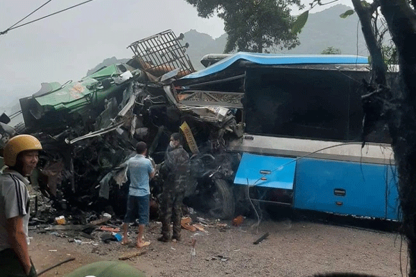 Hiện trường kinh hoàng vụ tai nạn giữa xe khách và xe tải ở Hòa Bình làm 3 người chết, 1 người bị thương-7