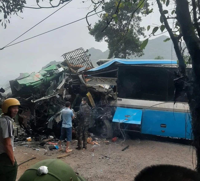 Hòa Bình: Xe khách va chạm xe tải, 3 người tử vong tại chỗ-1
