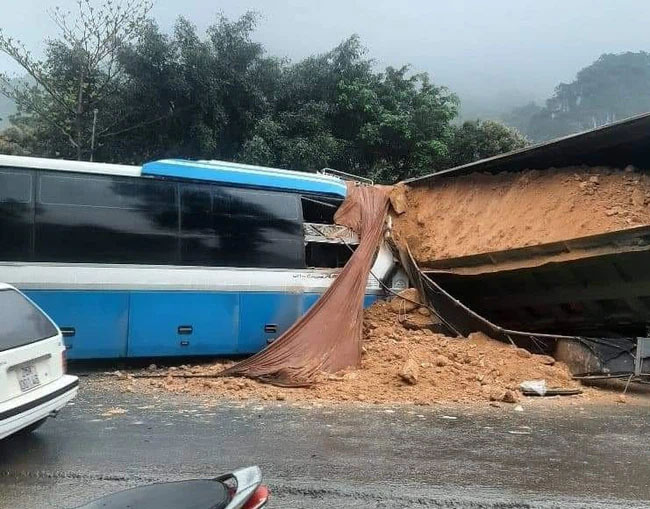 Hòa Bình: Xe khách va chạm xe tải, 3 người tử vong tại chỗ-2