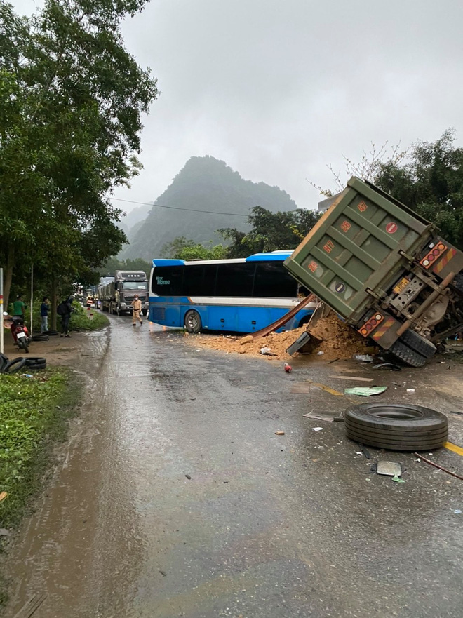 Hiện trường kinh hoàng vụ tai nạn giữa xe khách và xe tải ở Hòa Bình làm 3 người chết, 1 người bị thương-1