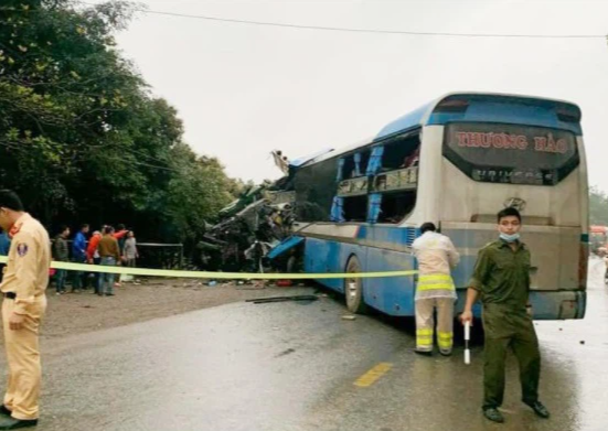 Hiện trường kinh hoàng vụ tai nạn giữa xe khách và xe tải ở Hòa Bình làm 3 người chết, 1 người bị thương-5