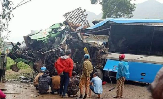 Hiện trường kinh hoàng vụ tai nạn giữa xe khách và xe tải ở Hòa Bình làm 3 người chết, 1 người bị thương-6