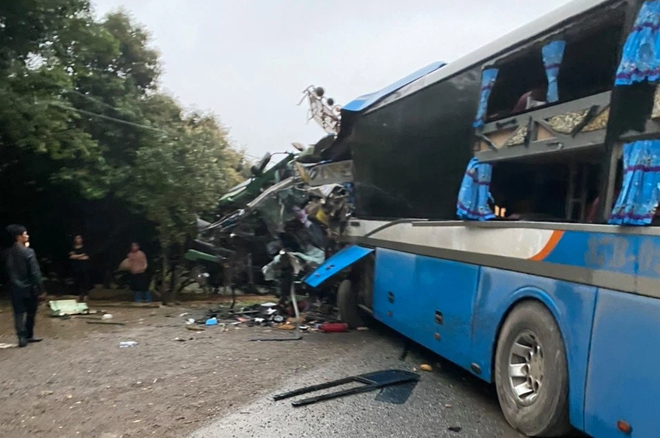 Hiện trường kinh hoàng vụ tai nạn giữa xe khách và xe tải ở Hòa Bình làm 3 người chết, 1 người bị thương-2