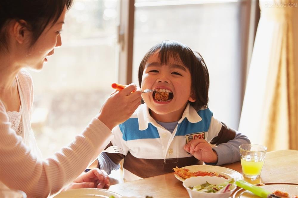 Bố mẹ thiếu kiến thức mà cho con ăn theo cách này sẽ cực kỳ độc hại, phá hủy lá lách và dạ dày của trẻ trong tương lai!-3