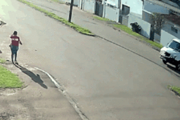 Bị ô tô tông văng, nam thanh niên có màn ‘hạ cánh’ như diễn viên xiếc