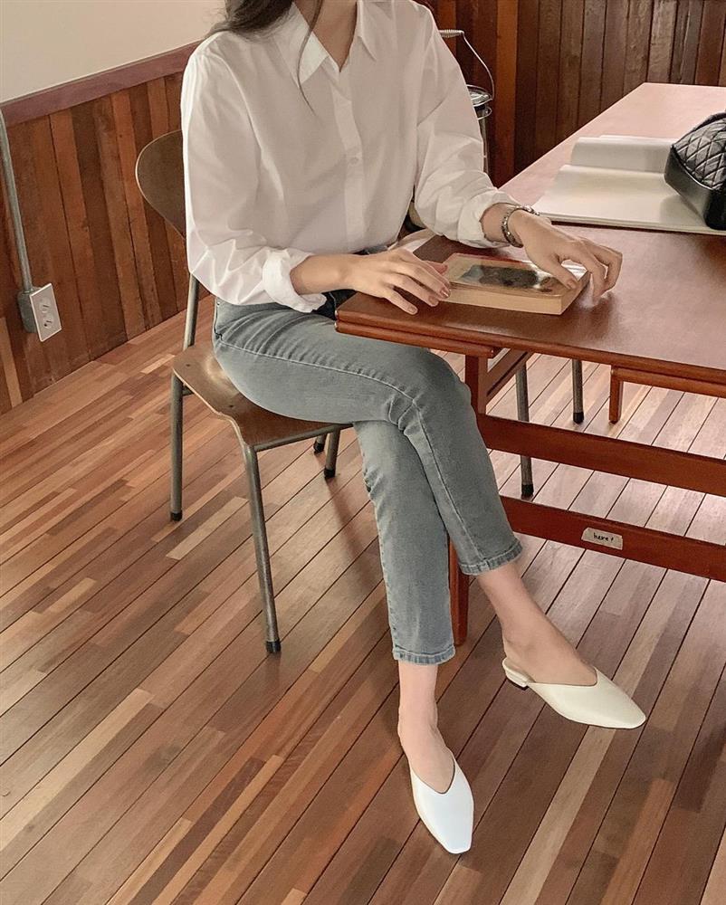 Áo sơ mi trắng tưởng nhạt thếch nhưng khi dân sành điệu mix với 5 items này, outfit sẽ sang xịn mịn hết chỗ chê-1