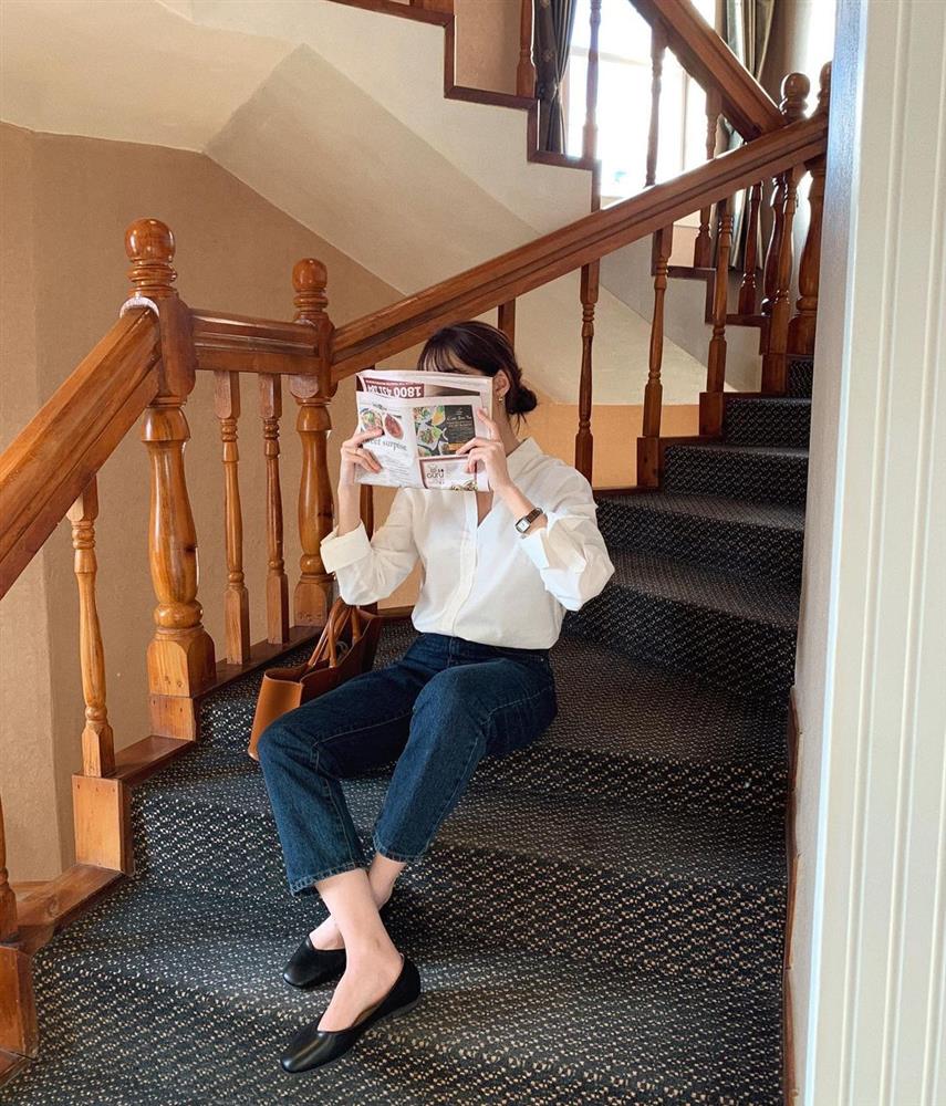 Áo sơ mi trắng tưởng nhạt thếch nhưng khi dân sành điệu mix với 5 items này, outfit sẽ sang xịn mịn hết chỗ chê-2