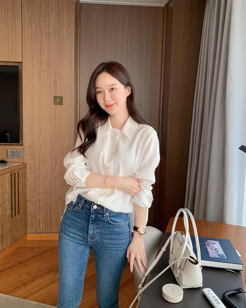 Áo sơ mi trắng tưởng nhạt thếch nhưng khi dân sành điệu mix với 5 items này, outfit sẽ sang xịn mịn hết chỗ chê-3