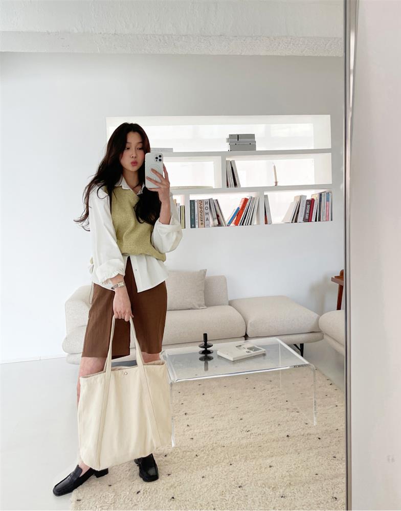 Áo sơ mi trắng tưởng nhạt thếch nhưng khi dân sành điệu mix với 5 items này, outfit sẽ sang xịn mịn hết chỗ chê-16