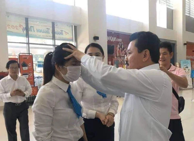 Vợ ông Dũng lò vôi tố Võ Hoàng Yên giở trò cùng đệ tử ôm giấy tờ nhà đất bỏ trốn ngay sau buổi đối chất-3