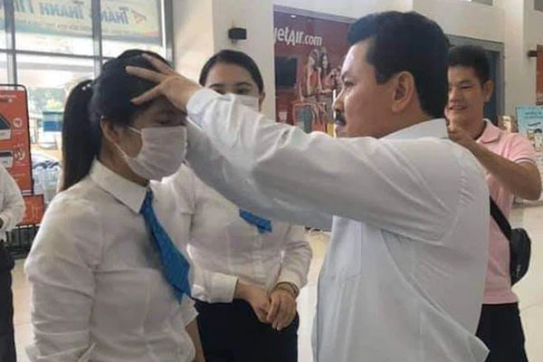 Sư trụ trì từng dọa thả chó cắn nát mặt phật tử lại tiếp tục gây bức xúc vì xua đuổi bé gái, dùng nắm nhang đang cháy đập vào tay người tham quan-5