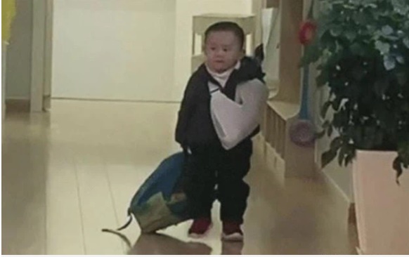 Cậu bé mẫu giáo phăm phăm xách cặp vào lớp, nhìn vào cánh tay trái, đến cô giáo cũng phải ngợi khen gia đình giỏi dạy con-1