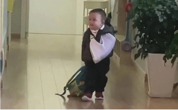 Cậu bé mẫu giáo phăm phăm xách cặp vào lớp, nhìn vào cánh tay trái, đến cô giáo cũng phải ngợi khen gia đình giỏi dạy con-2