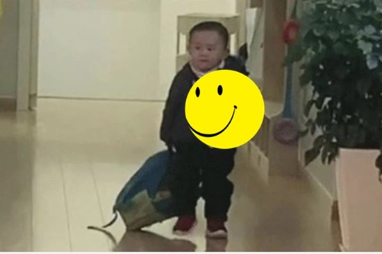 Cậu bé mẫu giáo phăm phăm xách cặp vào lớp, nhìn vào cánh tay trái, đến cô giáo cũng phải ngợi khen gia đình giỏi dạy con