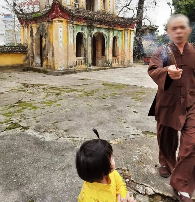 Sư trụ trì từng dọa thả chó cắn nát mặt phật tử lại tiếp tục gây bức xúc vì xua đuổi bé gái, dùng nắm nhang đang cháy đập vào tay người tham quan-2