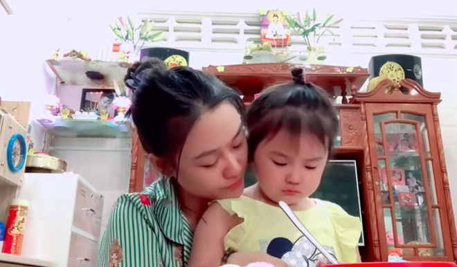 Hậu ồn ào, vợ Vân Quang Long lộ diện với đôi mắt sưng húp bên con gái, hình ảnh ngây thơ của bé Helen nhìn mà xót-4