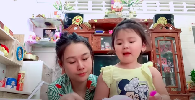 Hậu ồn ào, vợ Vân Quang Long lộ diện với đôi mắt sưng húp bên con gái, hình ảnh ngây thơ của bé Helen nhìn mà xót-2
