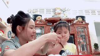Hậu ồn ào, vợ Vân Quang Long lộ diện với đôi mắt sưng húp bên con gái, hình ảnh ngây thơ của bé Helen nhìn mà xót-1