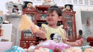 Hậu ồn ào, vợ Vân Quang Long lộ diện với đôi mắt sưng húp bên con gái, hình ảnh ngây thơ của bé Helen nhìn mà xót-3