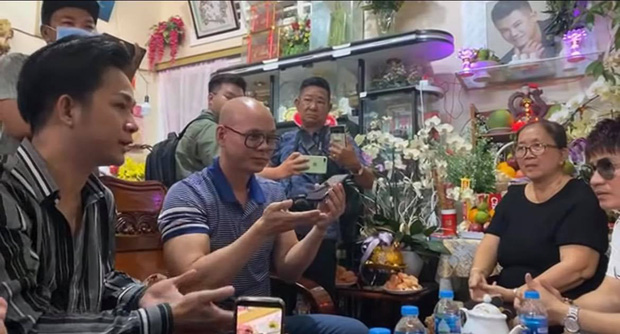 Hậu ồn ào, vợ Vân Quang Long lộ diện với đôi mắt sưng húp bên con gái, hình ảnh ngây thơ của bé Helen nhìn mà xót-5