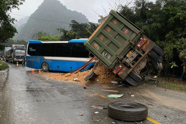 Xót xa cảnh người thân gào khóc thảm thiết tại hiện trường vụ tai nạn kinh hoàng khiến 3 người tử vong ở Hòa Bình-1